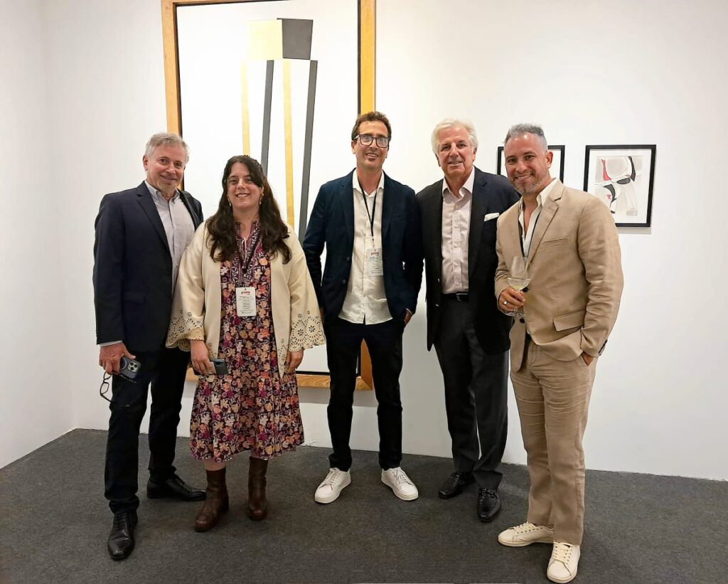 Momentos de la exposición con la directora de la Galería Acacia, Viviana Vázquez, el pintor José Ágel Vincench y el productor del Estate Antonio Vidal, César López-Chávez.