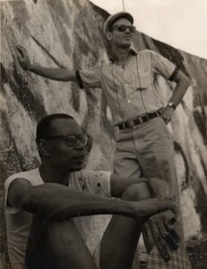Antonio Vidal y su amigo, artista plástico y miembro del grupo Los Once, 1959