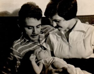Antonio y Gladys con su hijo Hugo, Centro Habana, La Habana, 1956.