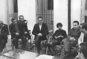 Foto en el taller de serigrafía de la UNEAC con Vidal a la derecha, arriba, La Habana, década de 1960.