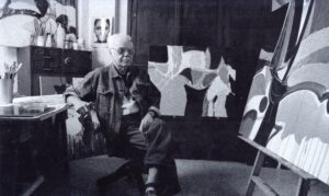 Antonio Vidal en su estudio, rodeado de sus pinturas, Centro Habana, La Habana, ca. 2000.